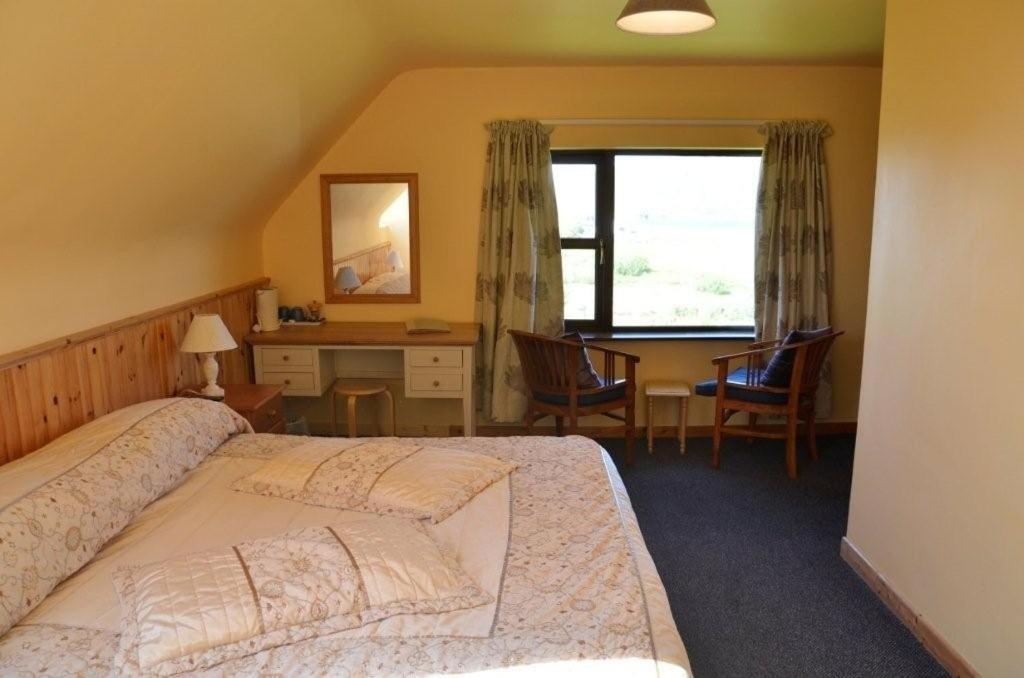Decourcey'S Hazelbrook Farmhouse B&B Cleggan Oda fotoğraf